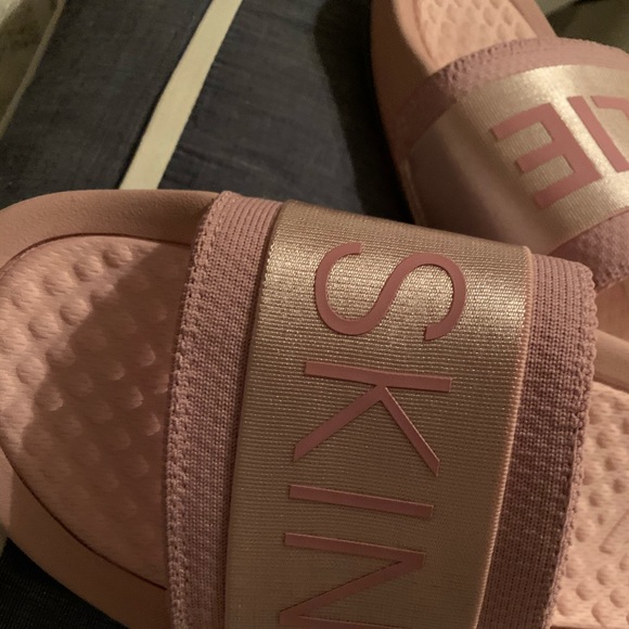 NWT Kylie Slides - Picture 2 of 4